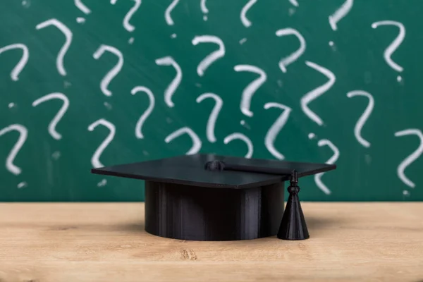 Black Graduation Hat Voor Schoolbord Met Vraagtekens — Stockfoto