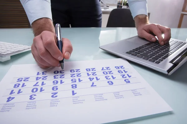 Close Van Hand Van Een Zakenman Met Pen Kalender Het — Stockfoto