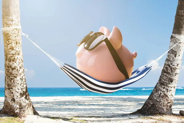 Pink Piggy Bank Memakai Sunglasses Relaxing Hammock Beach — Stok Foto