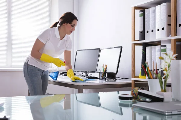 Jeune Femme Nettoyage Ordinateur Avec Rag Dans Bureau — Photo