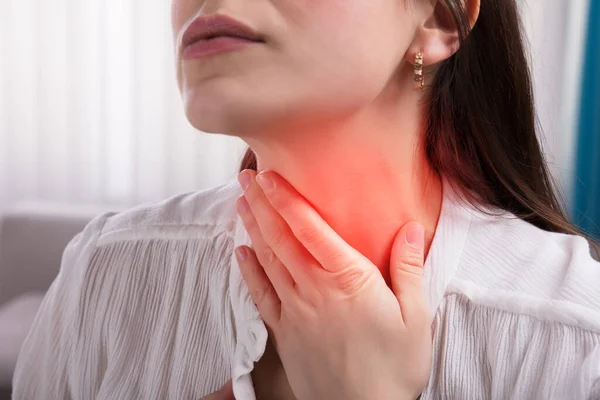 Nahaufnahme Der Hand Einer Frau Die Ihre Halsschmerzen Berührt — Stockfoto