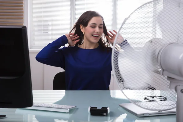 Usmívající Mladá Podnikatelka Chlazení Sama Elektrickým Ventilátorem Během Horkého Počasí — Stock fotografie