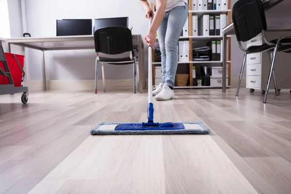 Piso Limpiador Manos Janitor Con Mop Lugar Trabajo —  Fotos de Stock