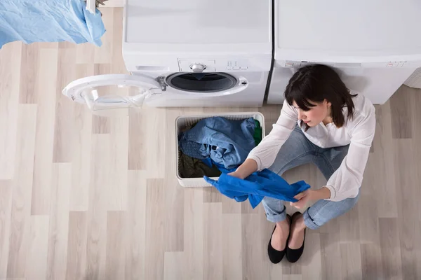 Vue Élevée Jeune Femme Regardant Tissu Dans Salle Lavage — Photo