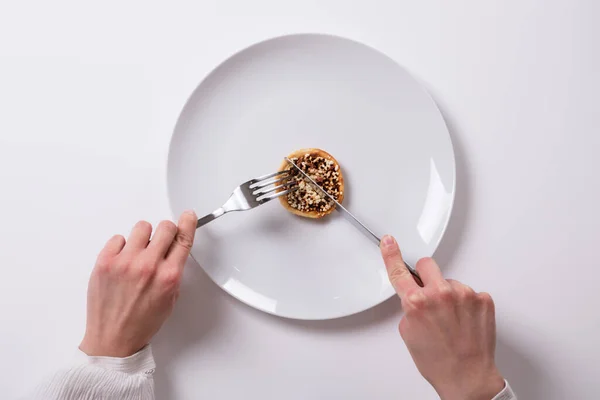 Podniesiony Widok Rękę Kobiety Świeżym Jedzeniem Płycie Białym Tle — Zdjęcie stockowe