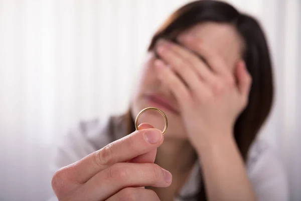 Verärgerte Frau Hält Goldring Der Hand — Stockfoto