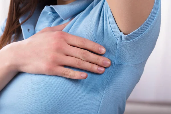 Close Van Een Vrouw Met Hyperhidrose Zweten Heel Slecht Onder — Stockfoto