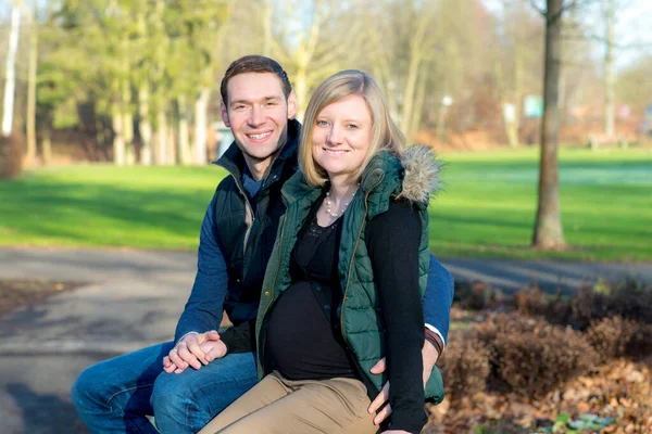 Junge Schwangere Frau Mit Ihrem Mann Park — Stockfoto