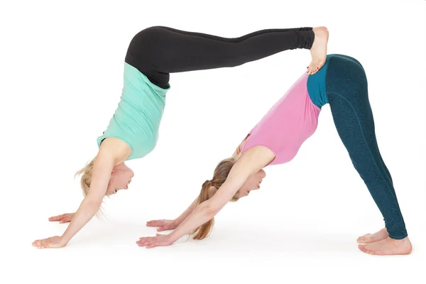 Vista Cuerpo Completo Dos Mujeres Rubias Jóvenes Haciendo Ejercicios Yoga — Foto de Stock