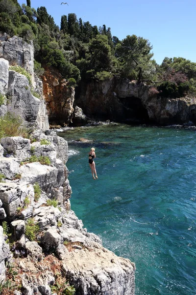 Κορίτσι Πηδά Από Γκρεμό Στη Θάλασσα — Φωτογραφία Αρχείου