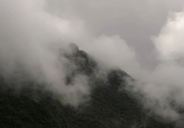 Nuages Ascendants Dans Les Montagnes — Photo