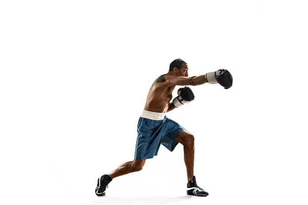 拳击手在拳击练习中直接击球 白色背景的拳击手照片 攻击和运动的概念 在运动中符合非洲裔美国人的模式 身穿运动服的非洲肌肉运动员 — 图库照片
