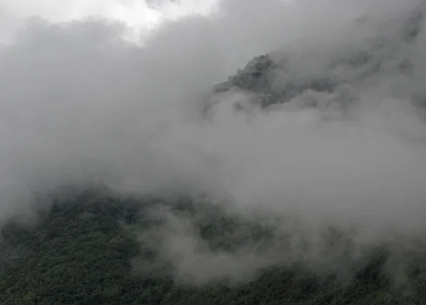 山の中で雲を登る — ストック写真
