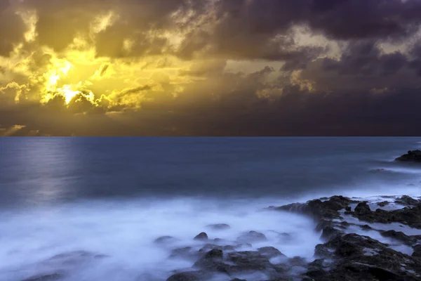 Salida Del Sol Sobre Océano Antes Tormenta Los Cocoteros Lanzarote — Foto de Stock