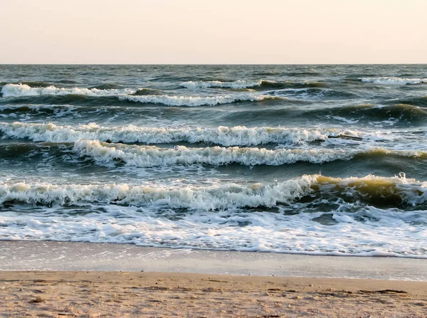 Fale Morskie Ciemny Białej Pianki Pobliżu Piaszczystej Plaży Zachodzie Słońca — Zdjęcie stockowe