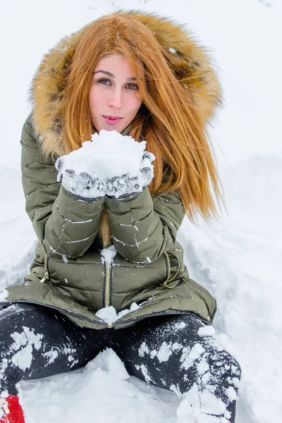 Девушка Снегу — стоковое фото