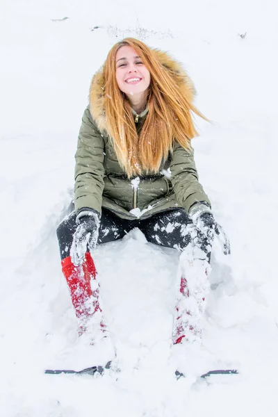Κορίτσι Στο Χιόνι — Φωτογραφία Αρχείου