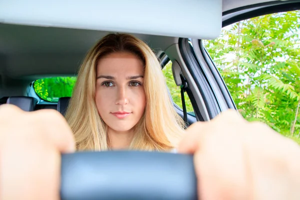 Γυναίκα Οδήγηση Αυτοκινήτου Της — Φωτογραφία Αρχείου