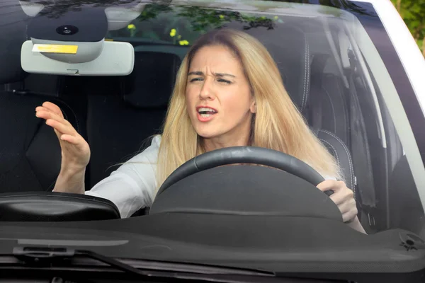 Mujer Está Conduciendo Coche —  Fotos de Stock