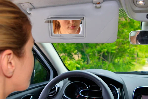 Donna Sta Guidando Sua Auto — Foto Stock