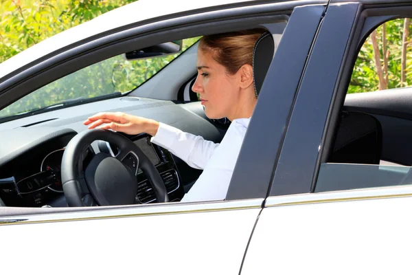 女性が彼女の車を運転しています — ストック写真