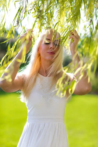 Ragazza Brividi Nel Parco — Foto Stock