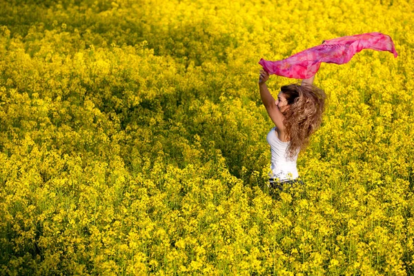 Mladá Žena Stojí Poli Znásilnění — Stock fotografie