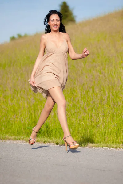 Jovem Bela Mulher Corre — Fotografia de Stock