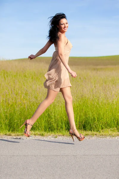 Jovem Bela Mulher Corre — Fotografia de Stock