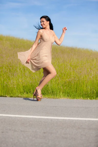 Jonge Mooie Vrouw Loopt — Stockfoto