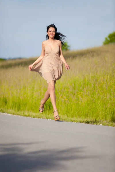 Jovem Bela Mulher Corre — Fotografia de Stock