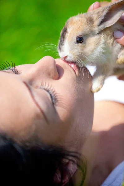Kız Tavşanla Oynuyor — Stok fotoğraf