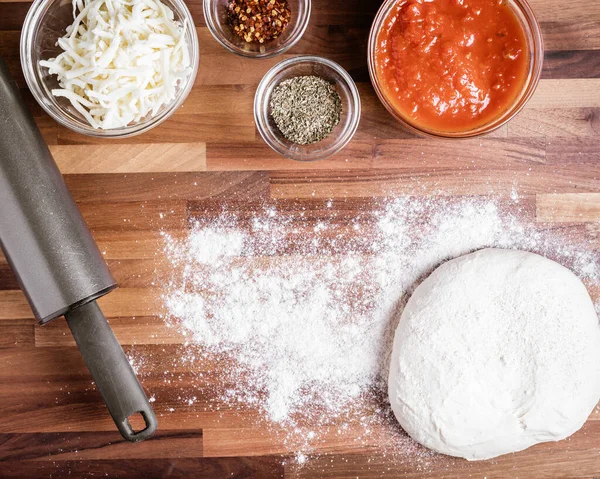 Yapımı Pizza Yapmak Için Gereken Malzemeler Arasında Dilimlenmiş Peynir Pizza — Stok fotoğraf