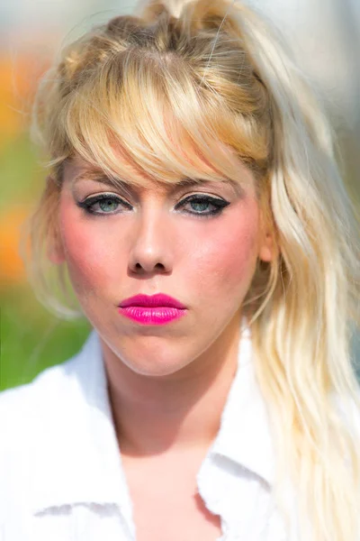 Blond Kvinna Med Blå Ögon Mot Svart Bakgrund — Stockfoto