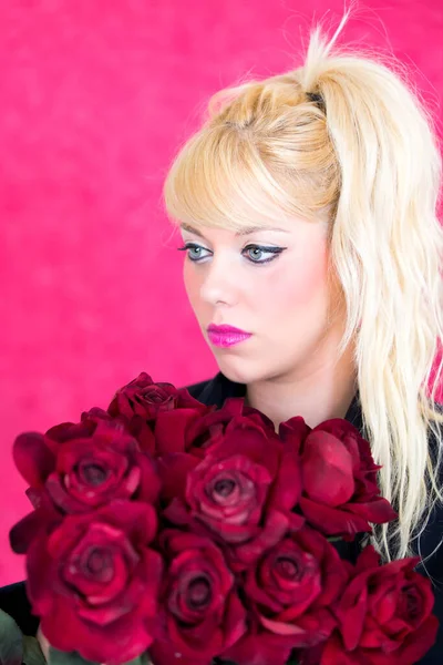 Femme Blonde Avec Rose Rouge — Photo