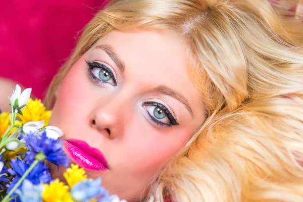 Mujer Rubia Con Ojos Azules Flores — Foto de Stock