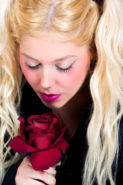 红玫瑰的金发女人 — 图库照片