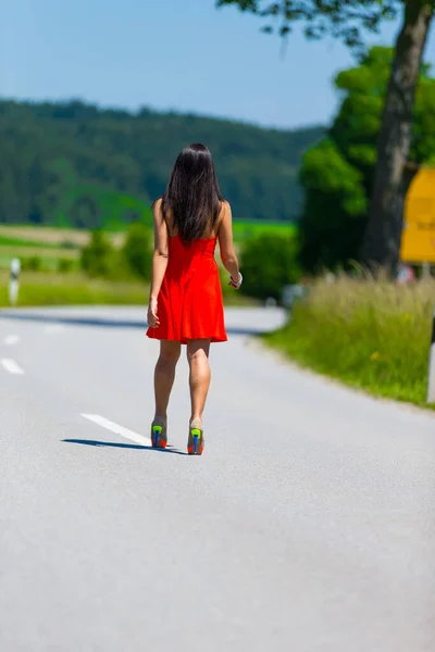 Menina Bonita Andando Natureza — Fotografia de Stock