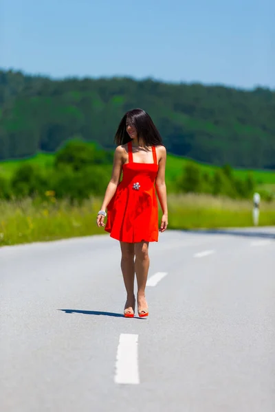 Menina Bonita Andando Natureza — Fotografia de Stock