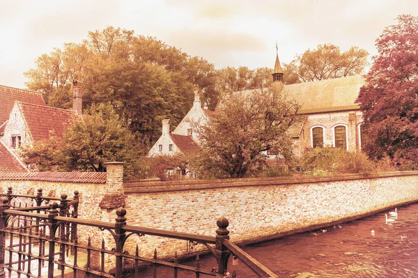 在布鲁日 小礼拜堂 防御墙和古色古香的运河中俯瞰怀旧的景象 — 图库照片