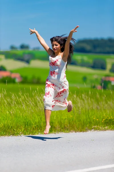 Menina Bonita Andando Natureza — Fotografia de Stock