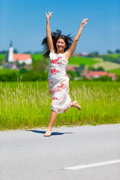 Mooi Jong Meisje Wandelen Natuur — Stockfoto