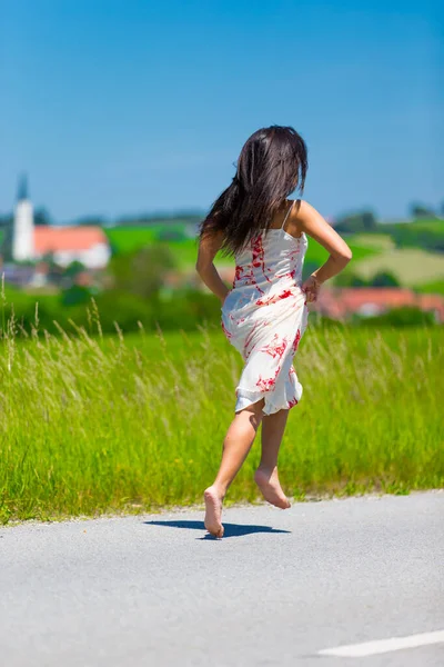 漂亮的小女孩走在大自然的面前 — 图库照片