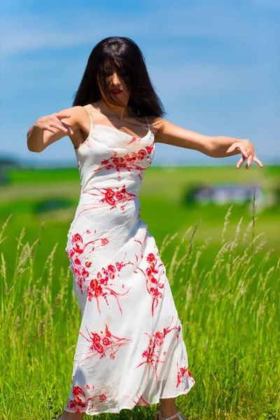 Söt Ung Flicka Promenader Naturen — Stockfoto