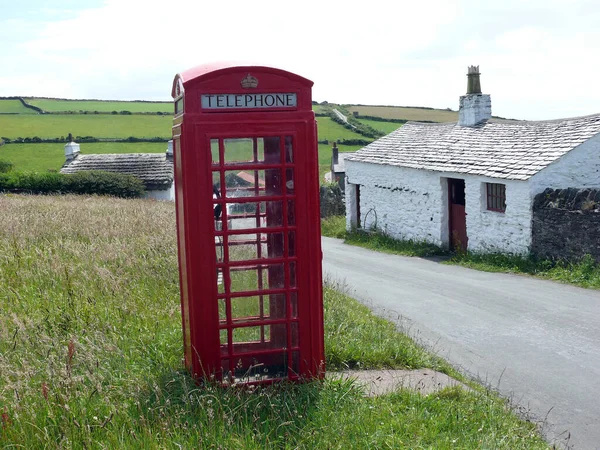 男島のクレグネッシュにあるイギリスの電話ブースと農家 — ストック写真