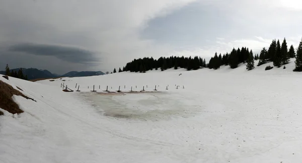 Nuvens Montanhas Lago Alpino — Fotografia de Stock