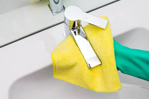 Geel Toiletpapier Met Een Handvat Witte Achtergrond — Stockfoto