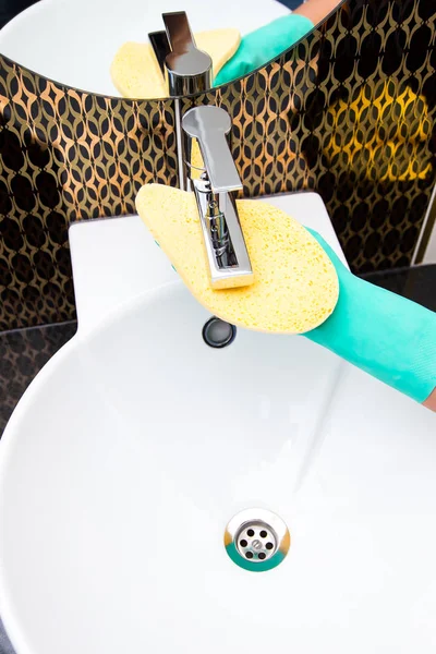 Nahaufnahme Eines Waschbeckens Mit Gelbem Griff — Stockfoto
