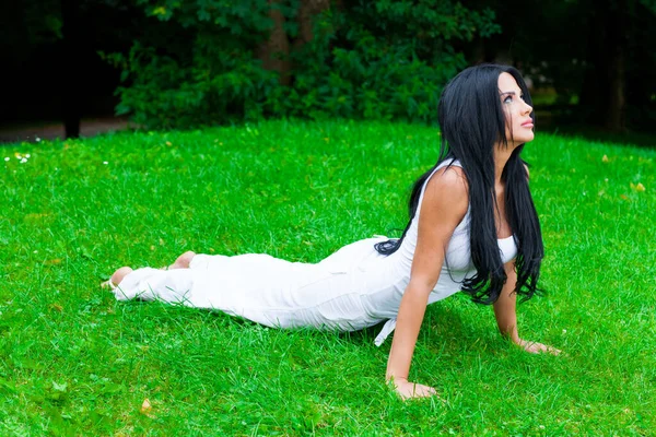 Mujer Bonita Hace Yoga — Foto de Stock