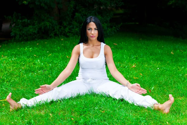 Pretty Woman Makes Yoga — Stock Photo, Image